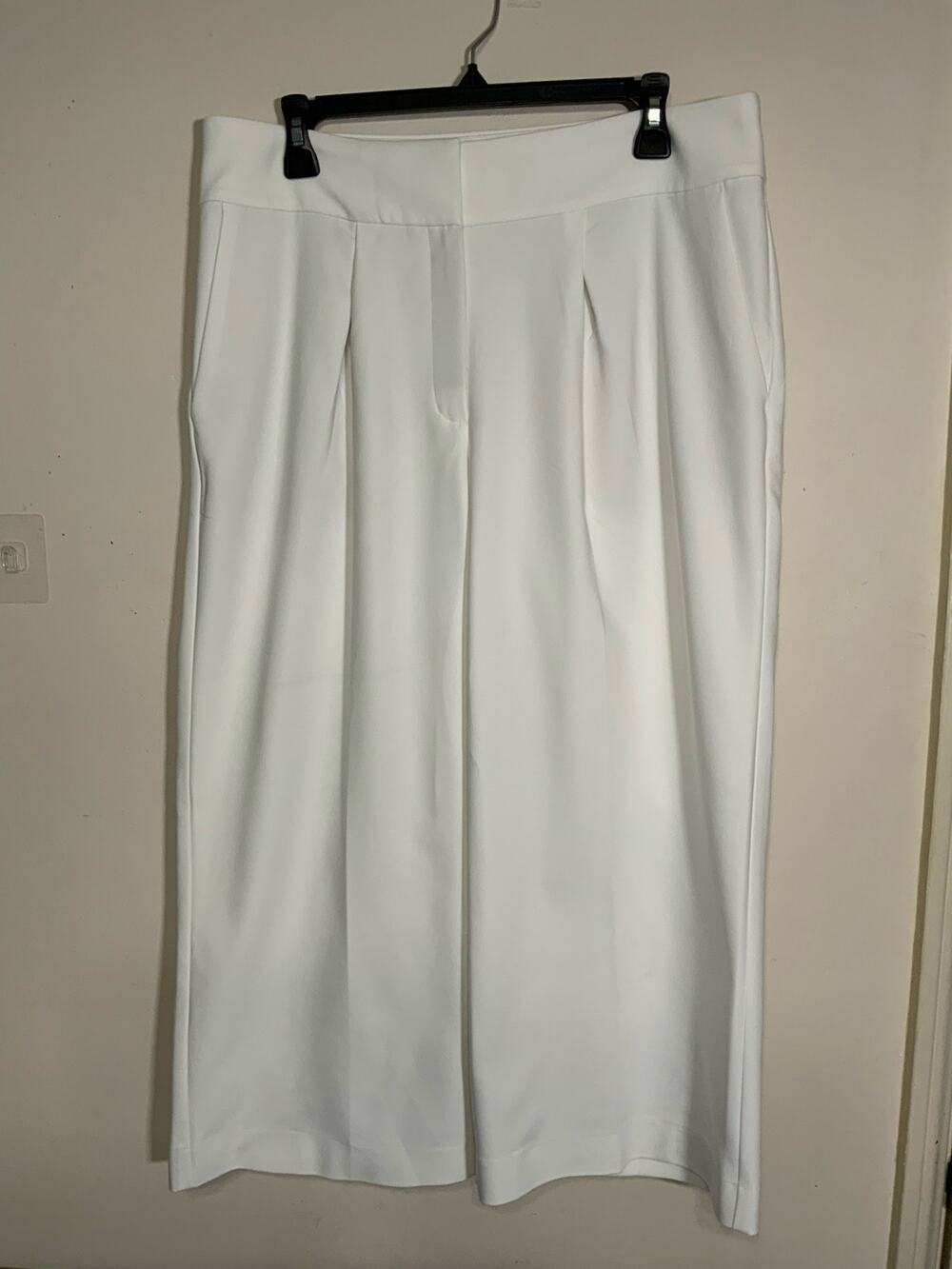 Express Women's White Cropped Straight High Rise Pleated Pants Size 12R USED